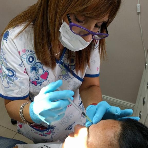 Dra. Mirta Mazzei atendiendo a un paciente